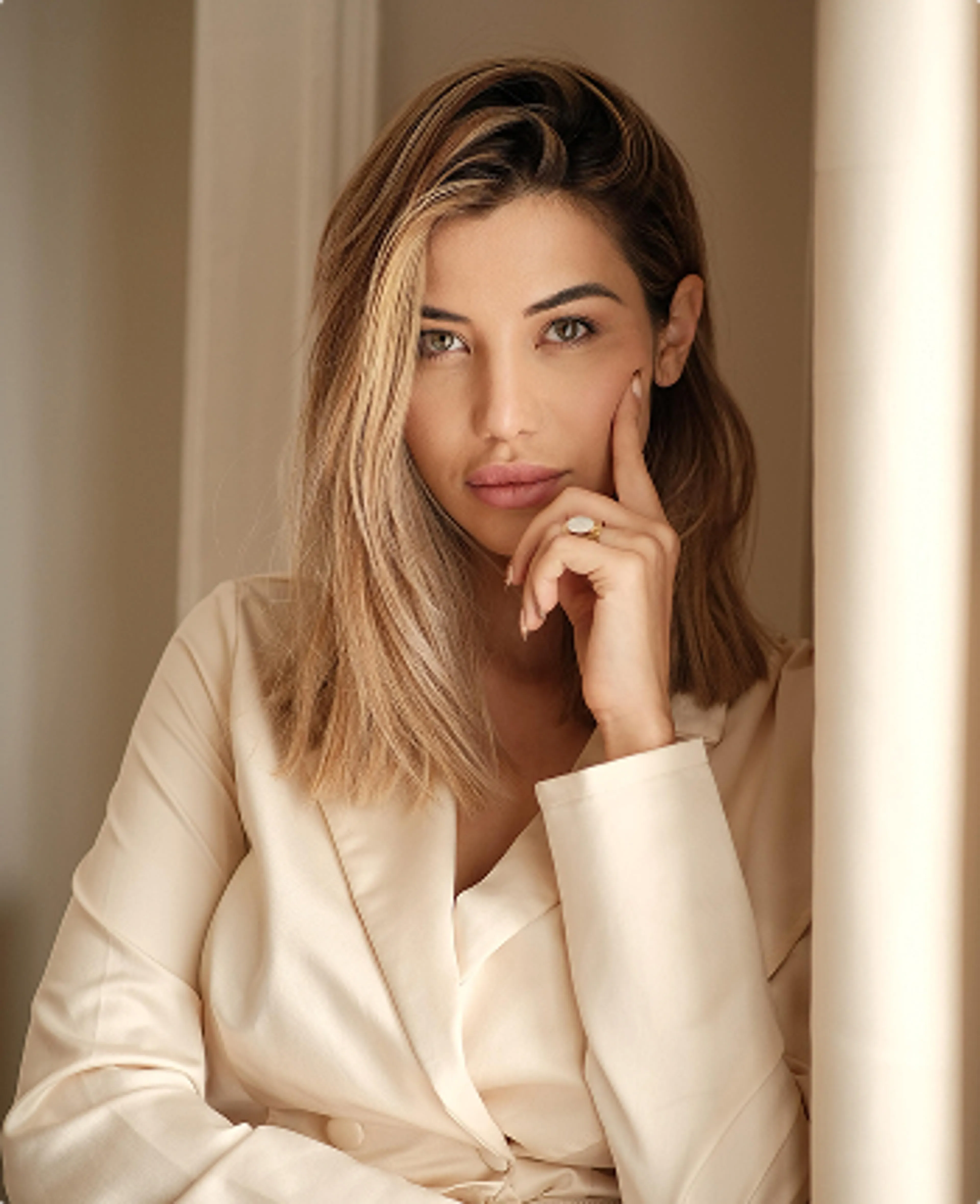 Photo de Alice en veste de tailleur beige